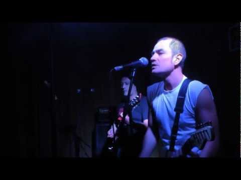 3 AL HILO - "Contradiccion" - "Ella entro en el bar"