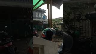 Download lagu Ehh Ujan gerimis aje mp3 Download lagu Ehh Ujan gerimis aje mp3