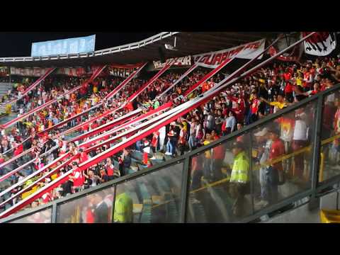 "Ya llego la Guardia Roja" Barra: La Guardia Albi Roja Sur • Club: Independiente Santa Fe