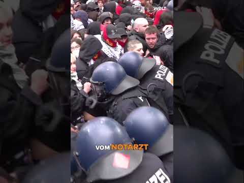 BERLIN: "Feiger, brutaler Gewaltakt!" Demo eskaliert völlig! Polizist schwer verletzt #shorts