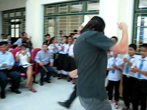 Lao musicians jam on Cotton Eyed Joe with The Earth Stringband