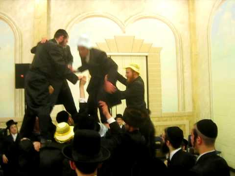 double ring dance by a jewihs chasidish  wedding is skver