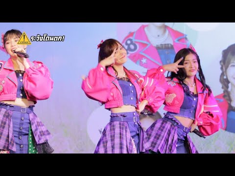 [FanCam] Noey BNK48 - Hashire Penguin (วิ่งไปสิ เพนกวิน) @MBK #ระวังโดนตก !