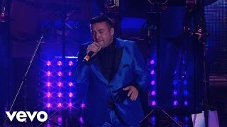 Por Debajo De La Mesa Lyrics English Translation