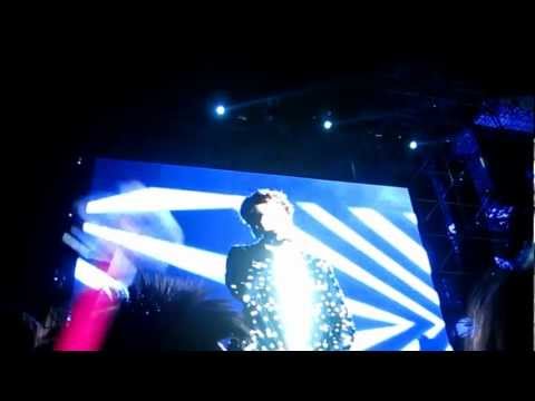 [Fancam] Onew,Ryeowook,Baekhyun,Chen - Open Arms (short) @ SMTown Singapore 23.11.2012