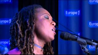 Lisa Simone chante « Finally Free » en live