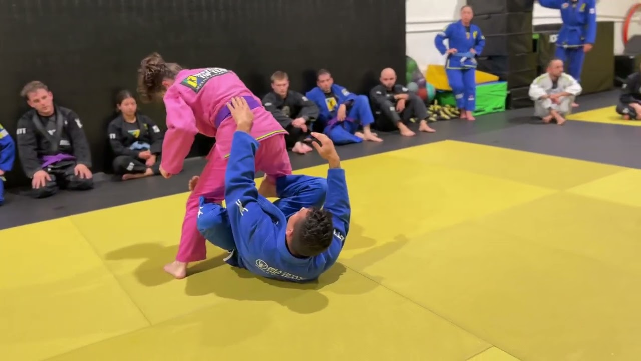 Taking the back when hip over sweep fails #bjj #jiujitsu #brazilianjiujitsu #btt
