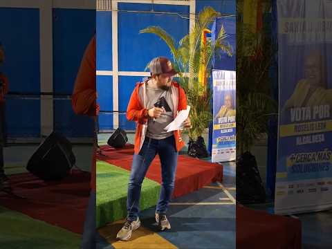 El gobernador Ernesto Luna cantando música llanera en su visita a Santa Bárbara de Tapirín #Monagas