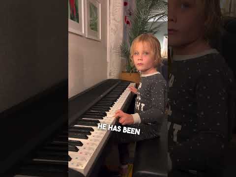This little boy learned the piano by himself 😱