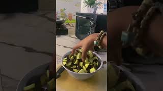 Download lagu Mendung diluar hangat didalam lipat baju masak terong siap buat makan malem #shorts mp3