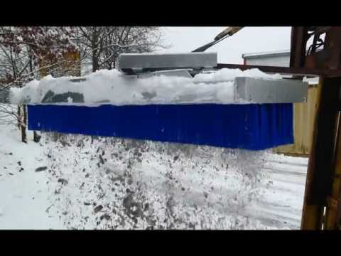 KehrFix schwenkbar an einem Mitsubishi Stapler als Schneeräumschild