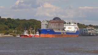 preview picture of video 'Hamburg, Germany: Waltershof, Elbe, SANDNES (166m) Bulk Carrier - 4K Video Photo'