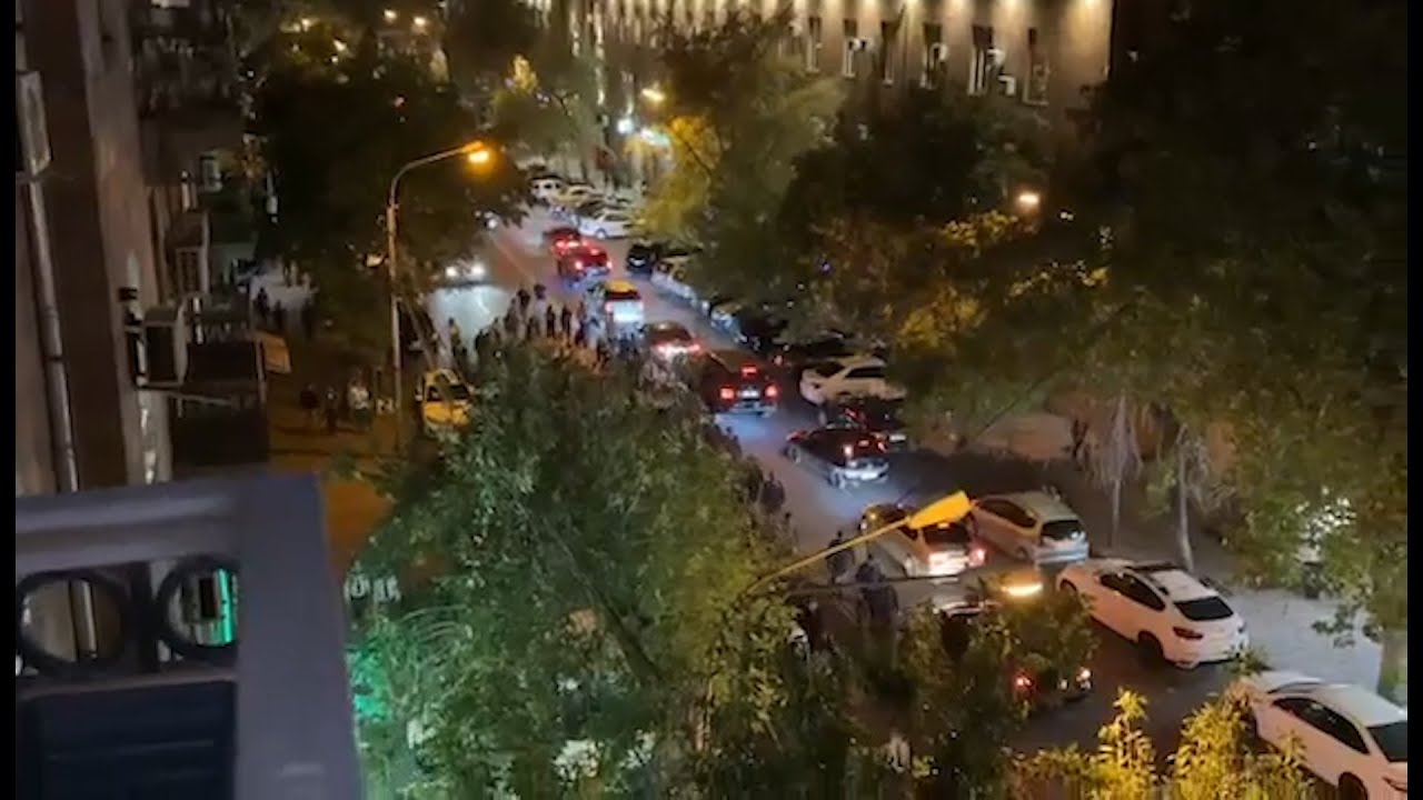 Քաղաքի որոշ հատվածներում ոստիկանները ուղեկցում են երթը