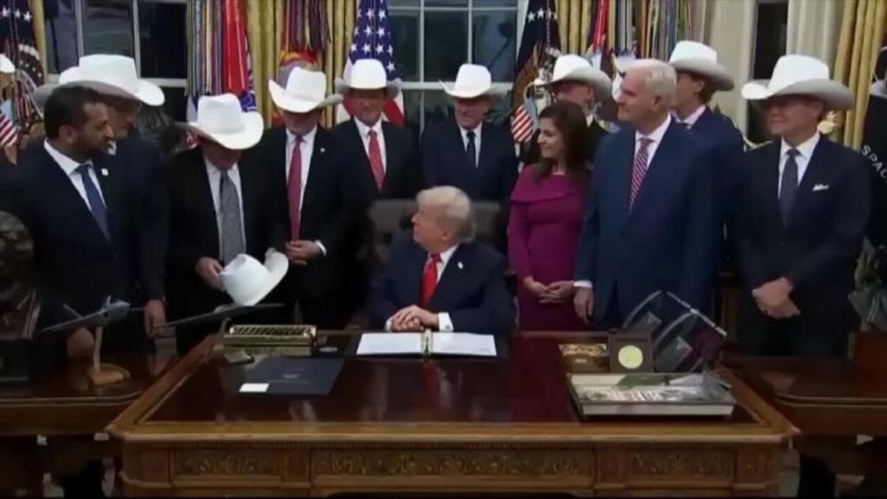 Trump riceve cappello texano da squadra hockey che batté l'Urss alle Olimpiadi invernali del 1980