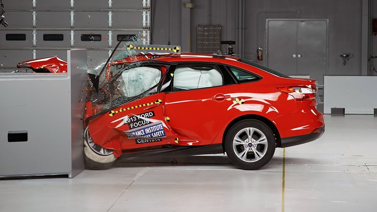2014 Ford Focus 4-door small overlap IIHS crash test