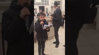 הילולת ר' יצחק אבוחצירא פיוט אעופה אשכונה (בית הכנסת מוסאיוף) - התמונה מוצגת ישירות מתוך אתר האינטרנט יוטיוב. זכויות היוצרים בתמונה שייכות ליוצרה. קישור קרדיט למקור התוכן נמצא בתוך דף הסרטון