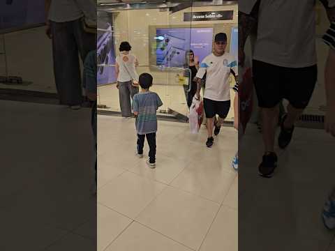 Gino Mamá saliendo del Shoping Abasto al subte linea B estación Aguero Buenos Aires 18/3/26