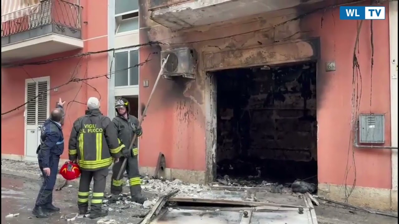Priolo, panico per un appartamento in fiamme, nessun ferito (video)