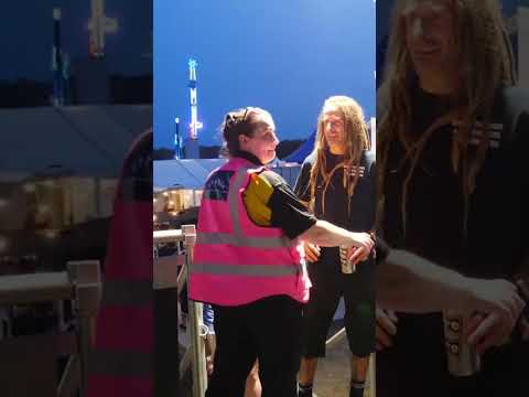 A segurança impede Randy Blythe do Lamb of God de se esgueirar nos bastidores 😂