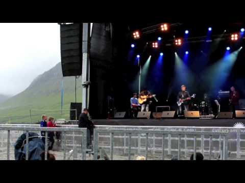 Tróndur Enni Performs "Sea Of Gold."