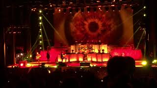 Breaking Benjamin loves their fans! (Blow Me Away) Ben Stops Mid Song!!!