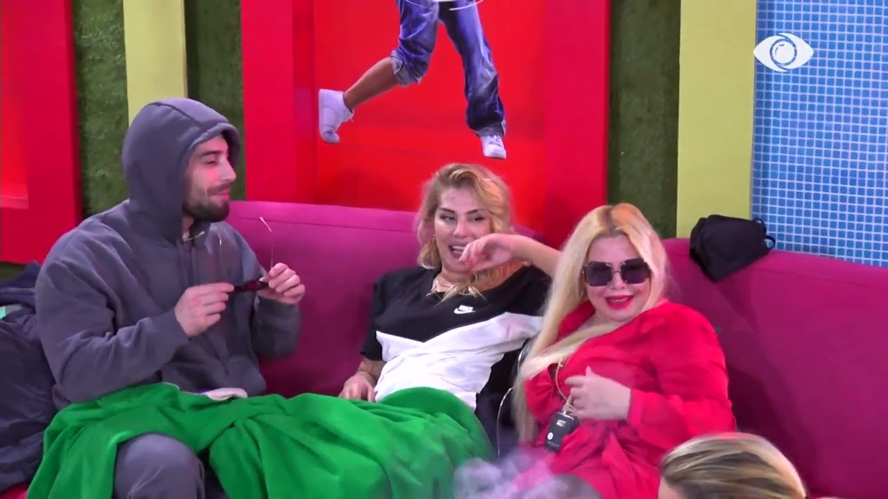 Gati për t'u puthur në buzë me Merin, çfarë po bën Meritoni?