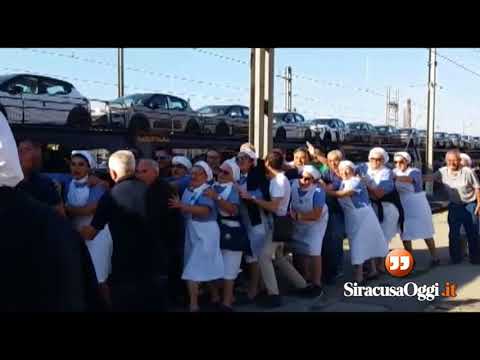 Treno per Lourdes con il reliquario della Madonnina bloccato, spingono i pellegrini