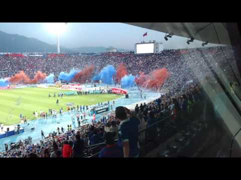 "Despliegue de bandera gigante U. de Chile desde caseta de Sintonía Azul - Relato de Pepe Ormazábal" Barra: Los de Abajo • Club: Universidad de Chile - La U