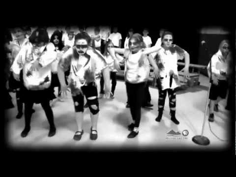 Teacher engages kids using Michael Jackson's THRILLER!