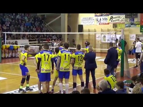 Kibice w Nysie licytują piłkę z autografami siatkarzy Zaksy