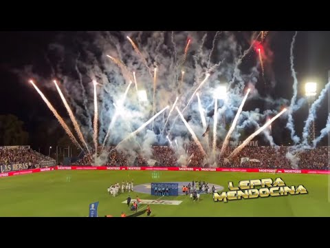 "Espectacular recibimiento Independiente Rivadavia vs Huracán" Barra: Los Caudillos del Parque &bull; Club: Independiente Rivadavia