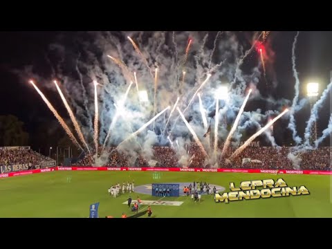 "Espectacular recibimiento Independiente Rivadavia vs Huracán" Barra: Los Caudillos del Parque • Club: Independiente Rivadavia