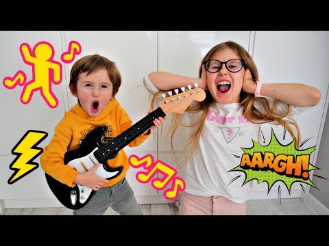 Marcel gra na gitarze i bawi się Hot Wheels Monster Trucks Pętla  - GO BIG! GO HOT WHEELS!