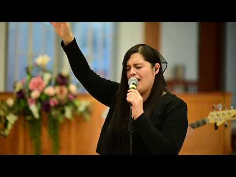 LAURA JOLINS - Digno y Santo / Kari Jobe (VITAMINA C 3ra Edición)