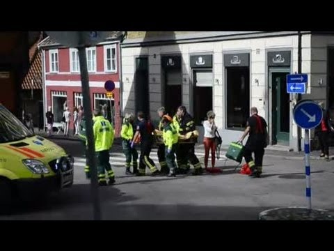 Cyklist förd till sjukhus efter krock med bil