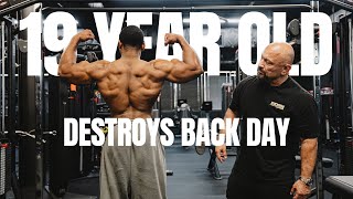 Download lagu 19 Year Old Natural Bodybuilder DESTROYS Back Day mp3
