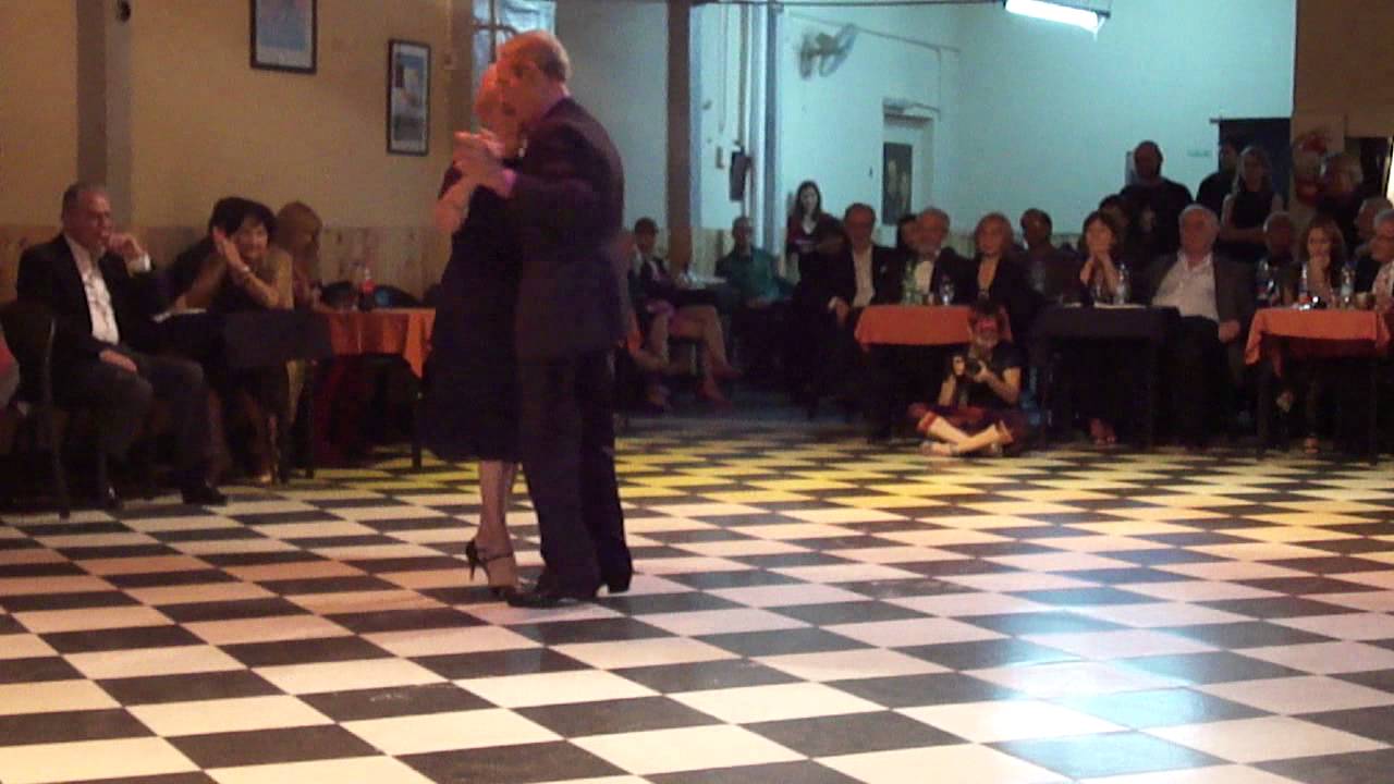 Sin Rumbo, Italo y Mecha bailan en homenaje a los 50 años de milonga de Oscar Hector 1/2
