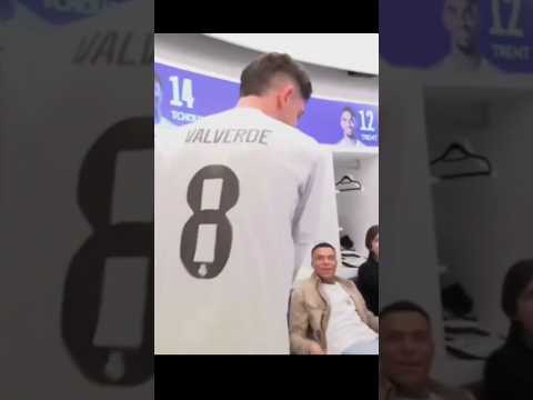 Toda la plantilla felicitando a Valverde tras su HAT-TRICK y su MVP contra el Manchester City