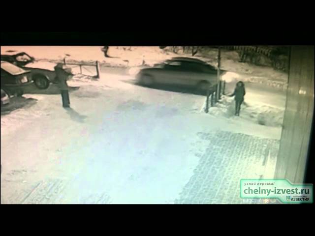 Шокирующее ВИДЕО: автомобиль сбил ребенка в Челнах и скрылся с места ДТП