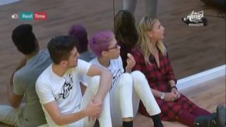 Lele è geloso di Elodie che guarda Gabriele!