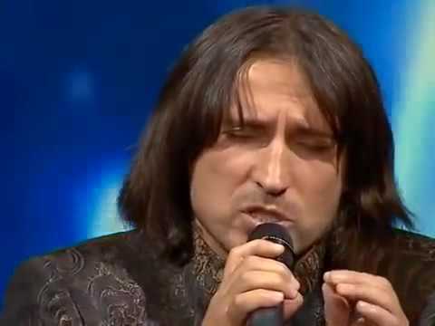 Mladić oponaša zvukove iz prirode