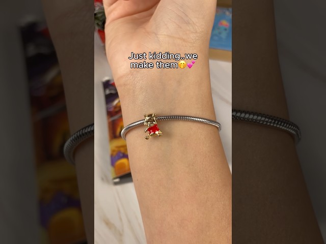 Vídeo relacionado con Disney Collar Winnie The Pooh y Globo Rojo, con Baño de Oro Amarillo y Glitter Rojo, Longitud Ajustable, para Mujeres y Niñas, con Caja de Regalo, Joyas Oficiales Disney