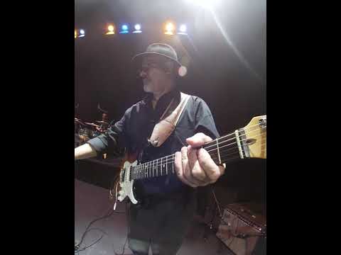 Ykay Ledezma en la guitarra tocando Besame mucho junto a Sergio Nuñez y JP Manzanero