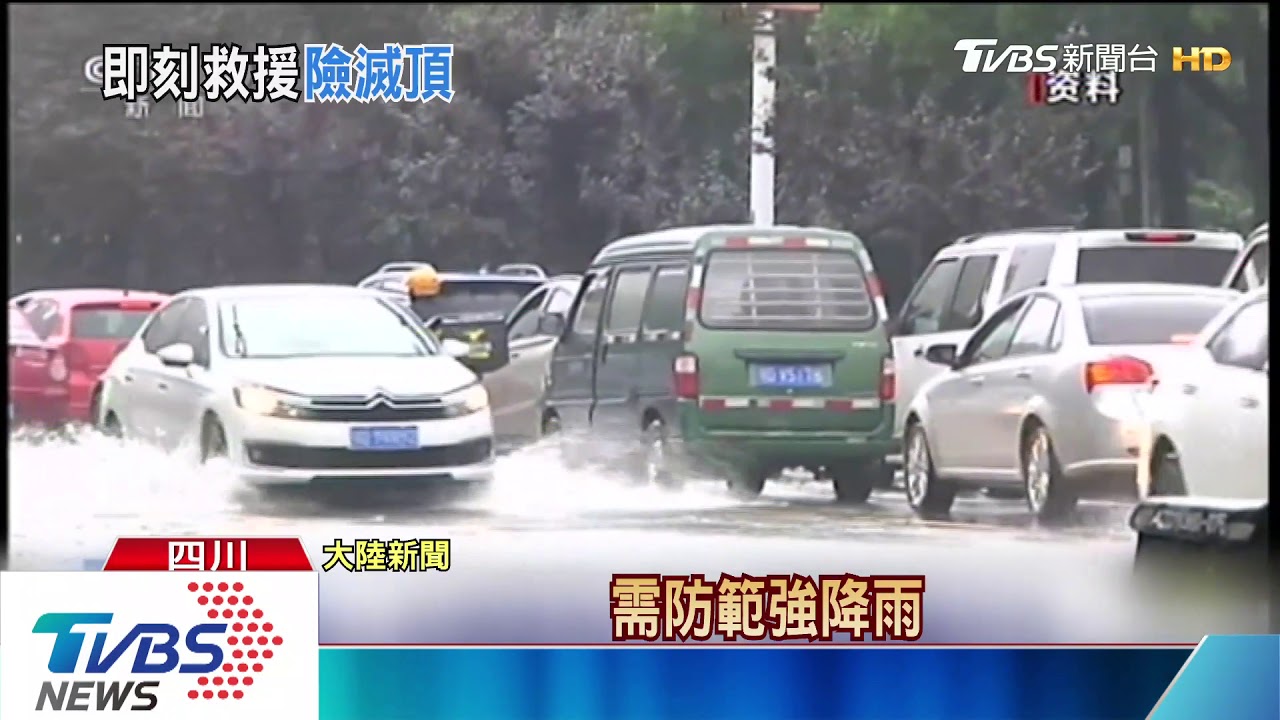 淹到脖子了！湖北警破車窗　洪水中救駕駛
