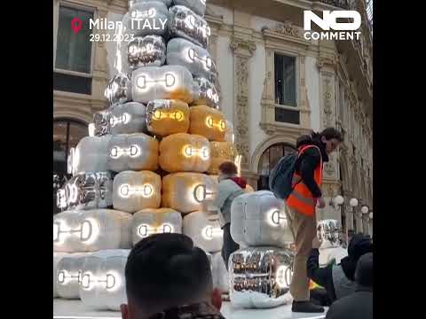 Video Thumbnail: Climate activists smear Christmas tree sponsored by Gucci in Milan #shorts