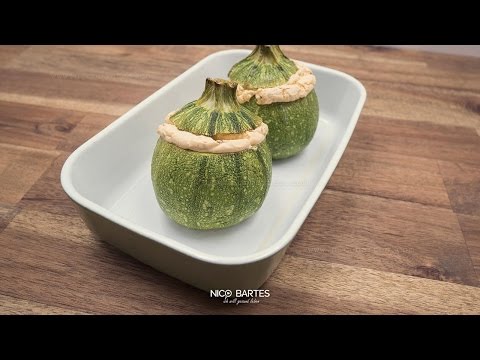 Runde Zucchini gefüllt mit Low-Carb Feta-Sauce
