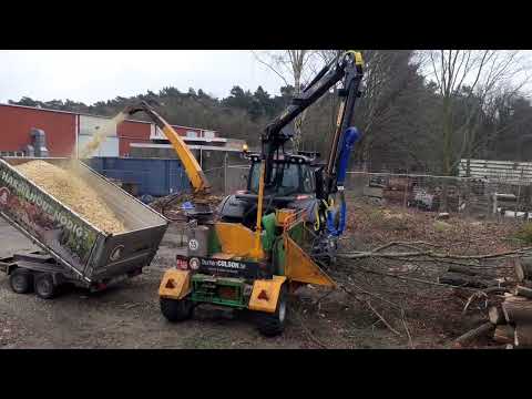 Heizohack 8 400..Valtra T 174..Farma C 8.5 D crane chipping  away  trees in the Netherlands