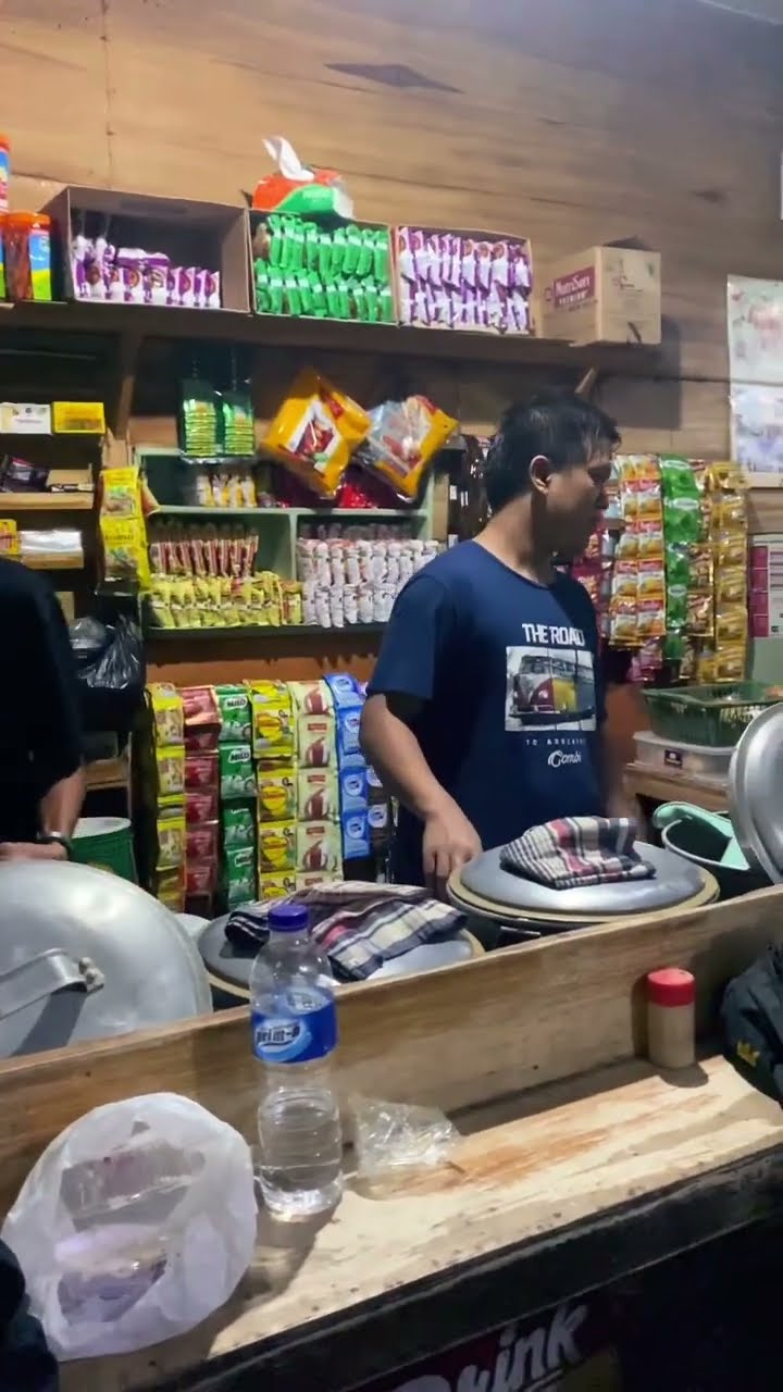 Siapa yang nggak suka hangout sambil ngemil di warmindo? Cocok banget buat ngumpul bareng teman sambil menikmati hidanga...