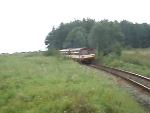 Motoráček s vlekem v kopci za Sosnovou