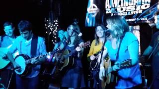 Della Mae and friends: "Mama Don't Allow"